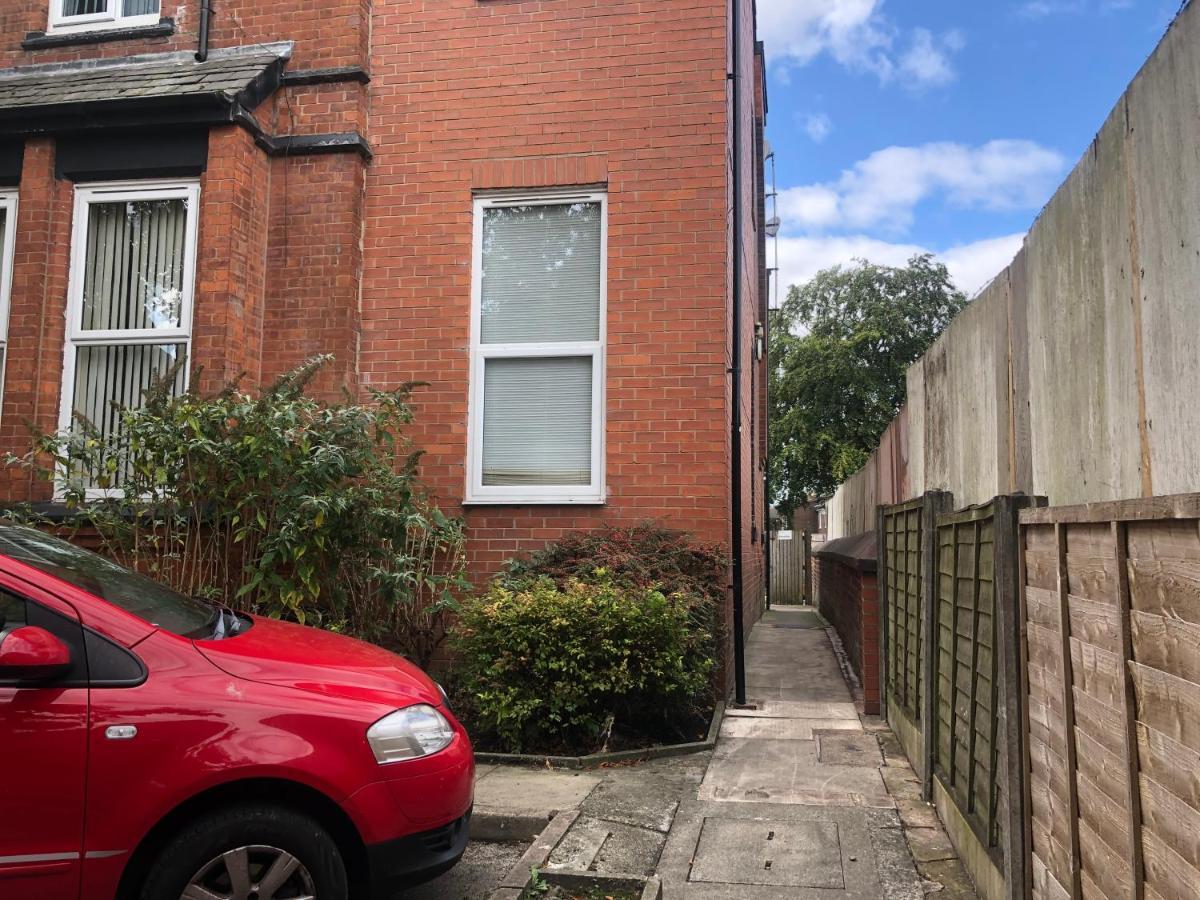 Lovely 2 Bedroom Flat Near And Train Station Manchester